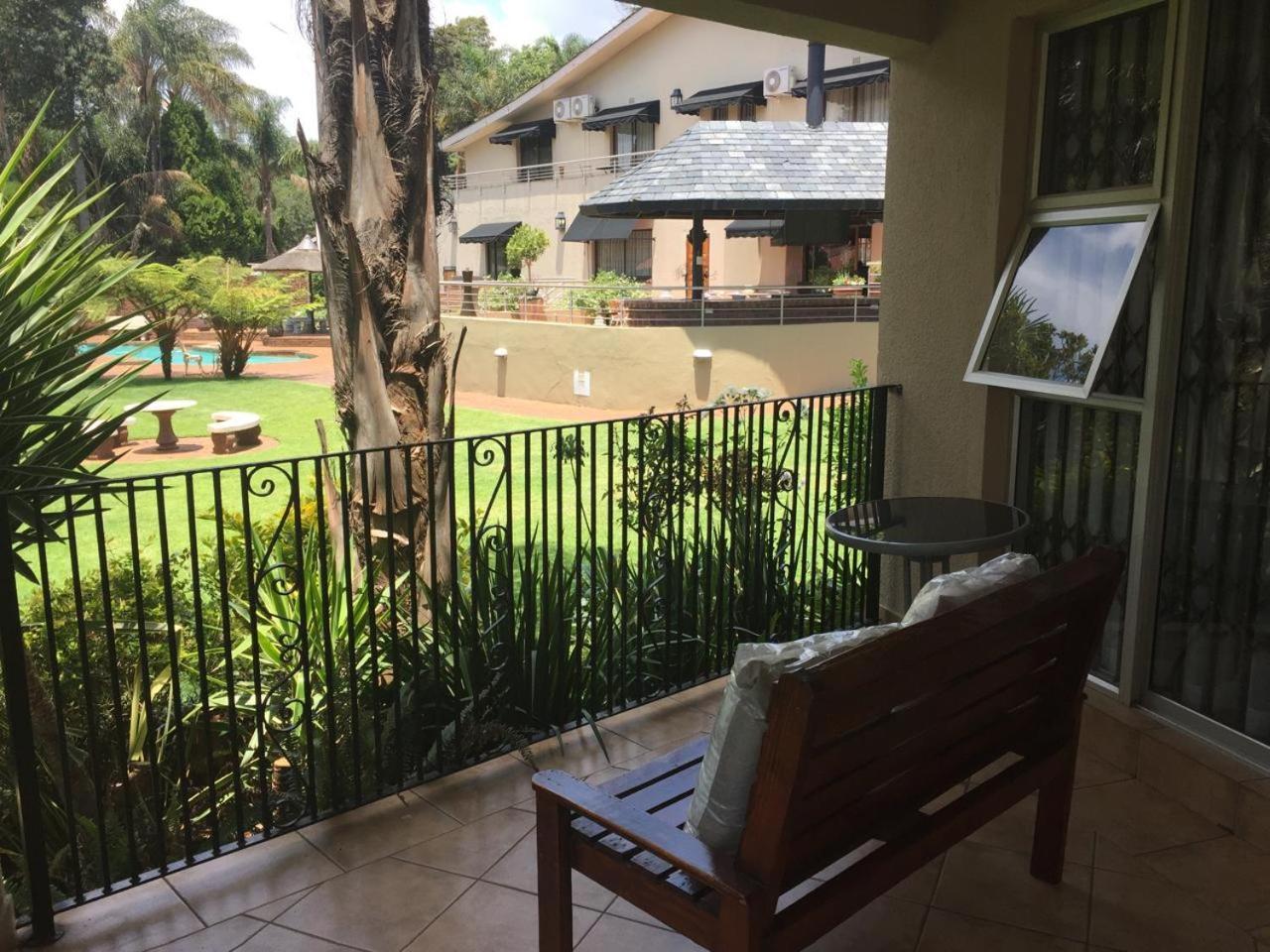 125 On Van Buuren Road Guest House ヨハネスブルグ エクステリア 写真